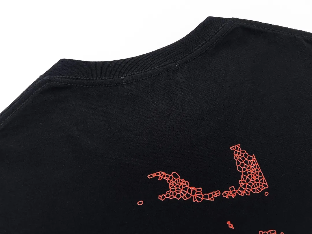 W660#P110💰 [Stone lsland/Stone Island summer blood red broken starry sky printed short-sleeved T-shirt] ⚠️[Original creation with high control of details] - Made of 230g combed cotton 32-count double yarn, soft and comfortable to the touch, sweat-absorbent and breathable. - Simple basic and versatile style, original single quality, the first choice for couples. - Made in a large factory, four needles and five threads on the shoulder, neatly arranged, high quality workmanship. - Same style for men and women. Very versatile, one piece for everyone, details are clearly visible. Color: Black White Size: M L